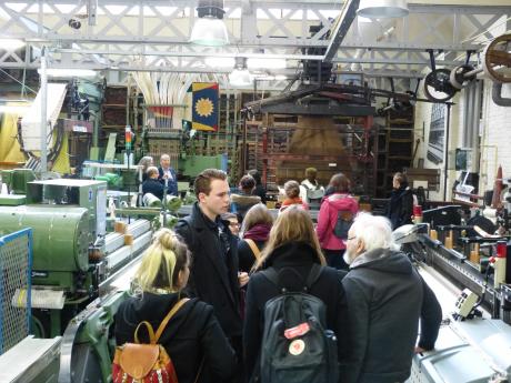 textielmuseum met studenten
