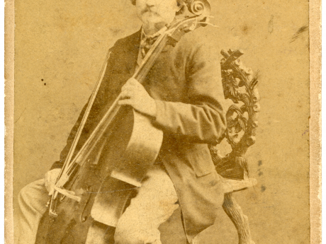 Victor Hantson met cello gefotografeerd door Théophile Brackelaire omstreeks 1863 (SAR, Archief Muziekacademie Ronse, A 293)