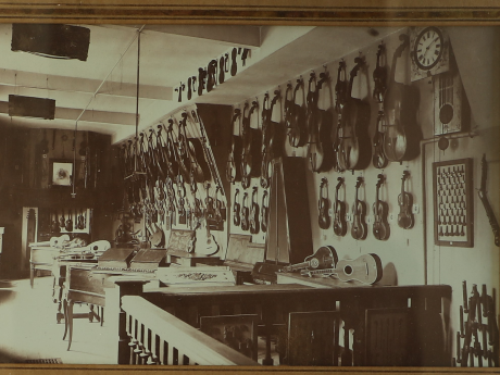 De Vlaamse muziekinstrumentenverzameling van César Snoeck omstreeks 1898 (Ronse, Dienst Archief en Erfgoed, R00631)