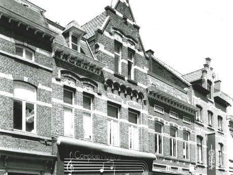 Het winkelpand van Joris-Moreau was omstreeks 2006 nog herkenbaar in het straatbeeld van de Jean-Baptiste De Keyser. De topgevel van het pand (nr. 21) werd tot storm Eunice in 2022 bekroond door een Lier.