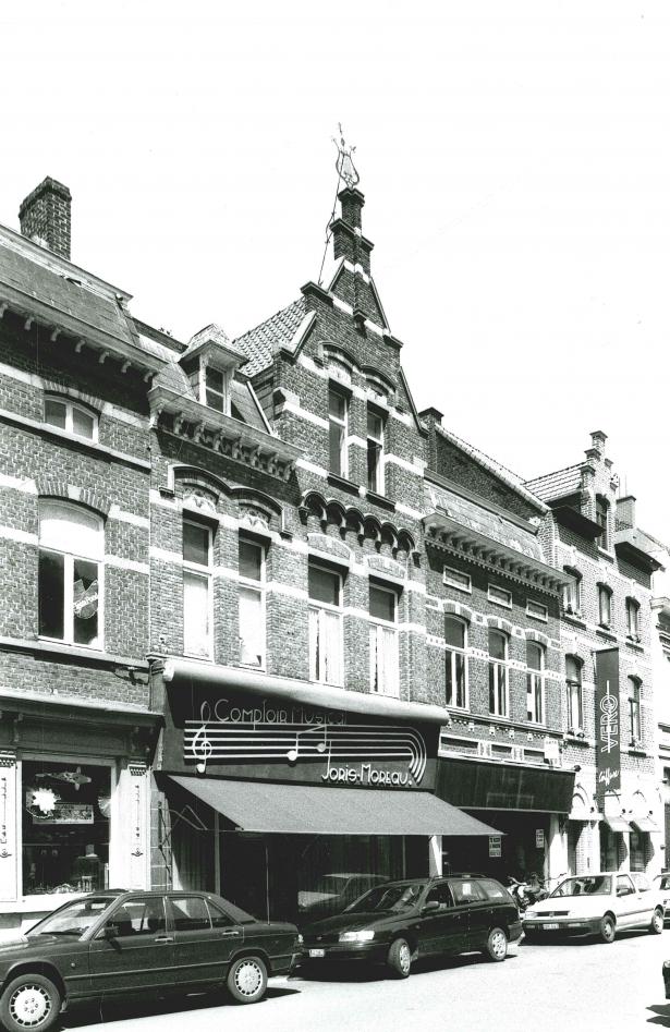 Het winkelpand van Joris-Moreau was omstreeks 2006 nog herkenbaar in het straatbeeld van de Jean-Baptiste De Keyser. De topgevel van het pand (nr. 21) werd tot storm Eunice in 2022 bekroond door een Lier.